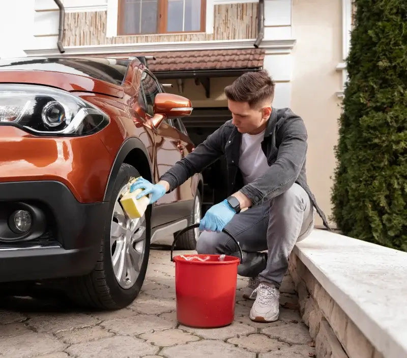 Lavage auto à domicile Pont-de-l'Arche : professionnel intervenant sur un véhicule